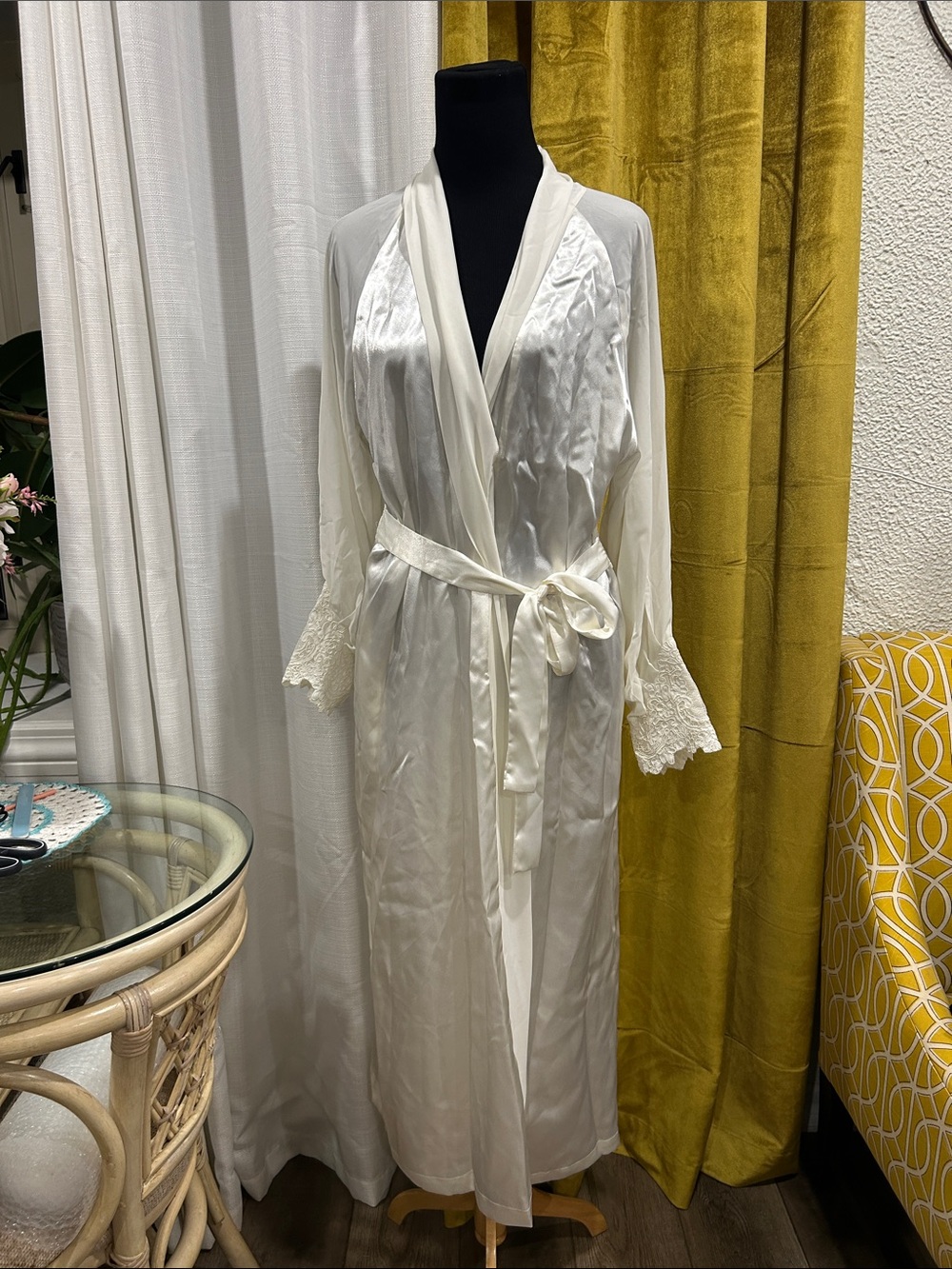 Oscar de la Renta vintage white Satin Lace-Trim Long Robe